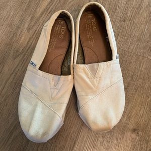 TOMS shoes Women’s size 7- cream